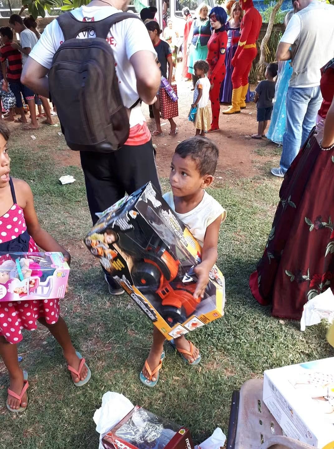 Entrega de brinquedo no Dia das Crianças